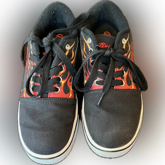 Heely’s Gr8 Pro Prints Flames Black/Red/Flames 5 M US Big Kid, Great Pre-Owned - Picture 4 of 8